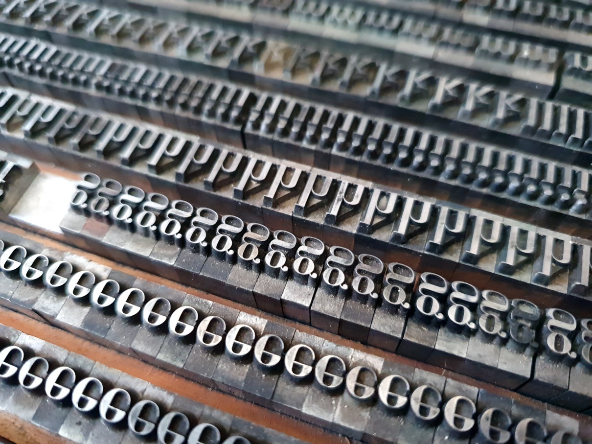 Sicht auf Bleisatzbuchstaben, mittig das kleine g.